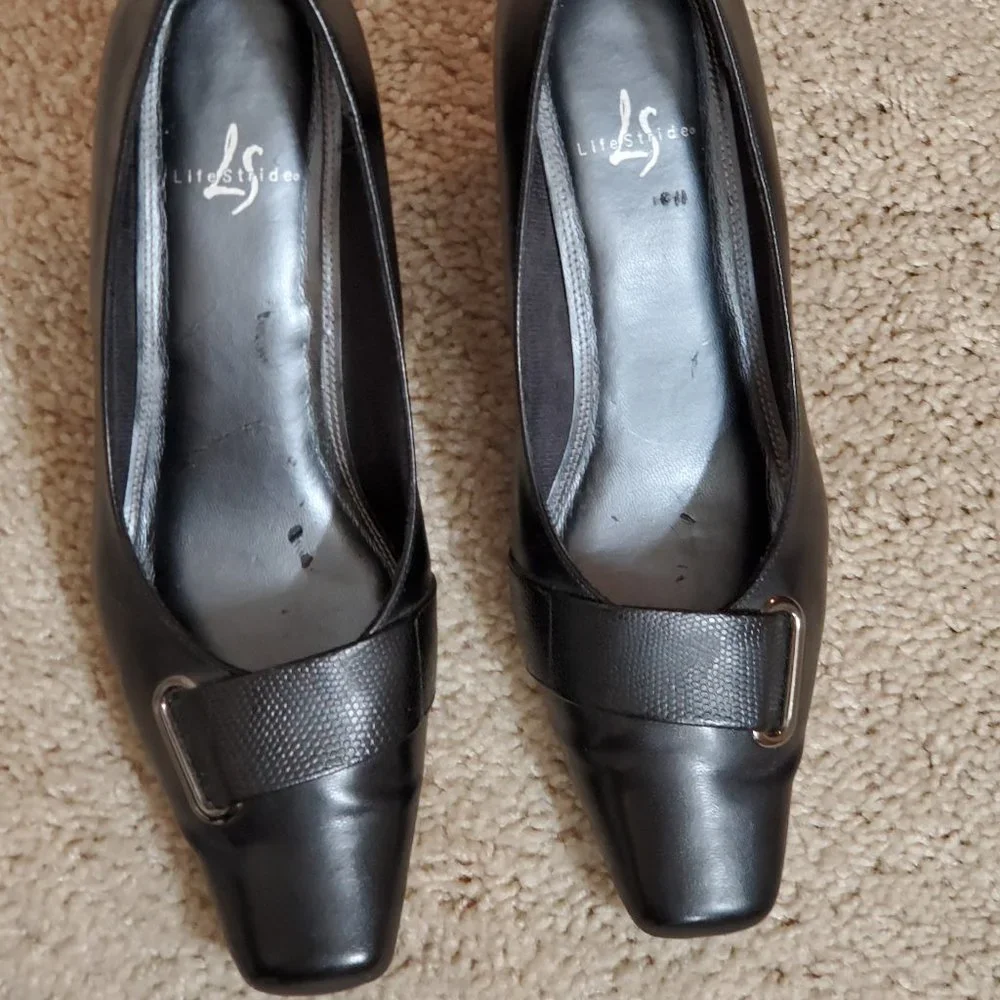 Black Heel Closed Toe Shoes Size 8 1/2 - Picture 7 of 7